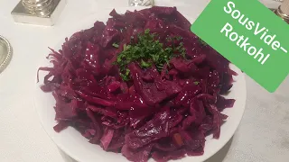 Falls ihr das Rezept nachkochen möchtet, braucht ihr ein Glas Rotkohl, ein kleiner Apfel, 3 EL Zucke. 