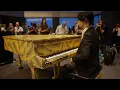 【Travis Japan】都庁で「Welcome To Our Show Tonight」弾いたらノリノリすぎる外国人観光客...！！【ストリートピアノ】