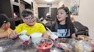 PREPARANDO FRESAS CON CREMA FT MARLÉN GALINDO #ikerelniñomillonario 