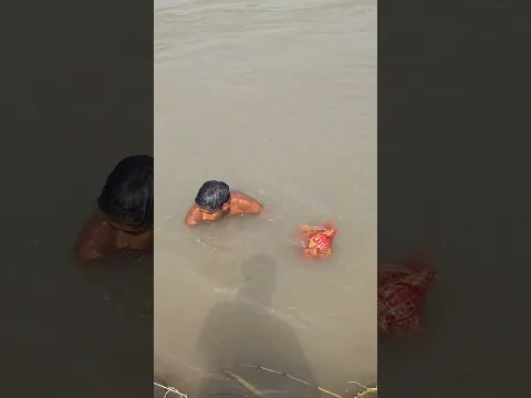 गंगा नदी के अंदर लड़के को अचानक से दिखायी दिया लाल रंग का कपड़ा #viralvideo #shortvideo #viralshort