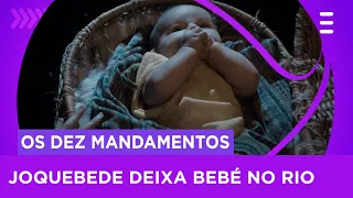 Joquebede coloca cesto com bebé no rio - 'Os Dez Mandamentos'