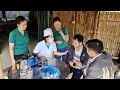 Lagu Tuyet called a doctor to come to their house to examine and treat Huong