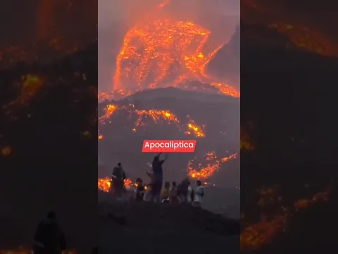 LA LAVA DEL VOLCÁN ETNA YA ALCANZÓ EL BOSQUE EN SICILIA, ITALIA 🌋 ⚠️ #shorts