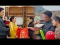 Download Lagu Politie Hùng neemt alleenstaande moeder Lý Hoài Ca mee naar huis voor Tet maar zal haar familie haar