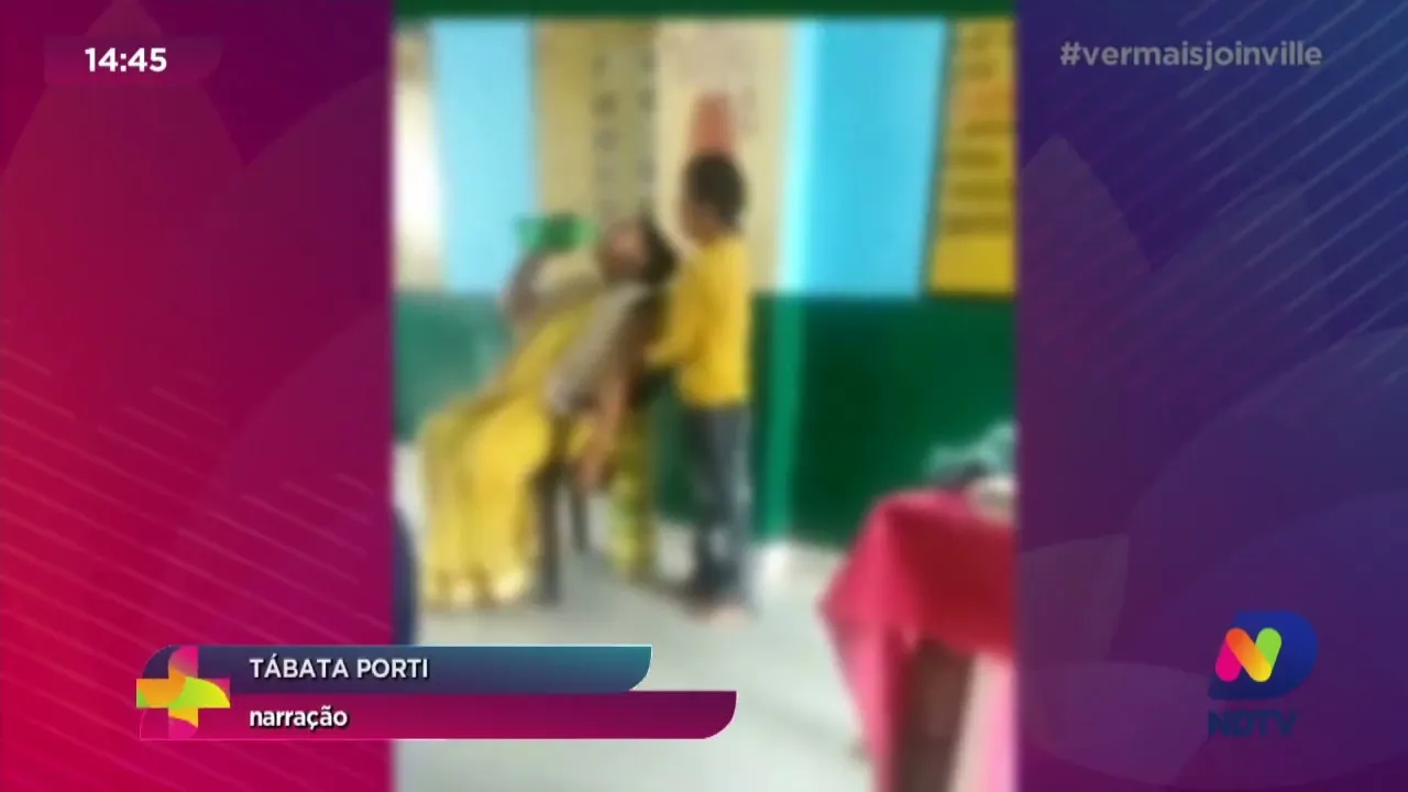 Professora é suspensa após obrigar alunos a fazerem massagem nela