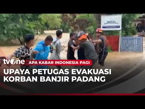 Petugas Gabungan Berjibaku Evakuasi Korban Banjir di Kota Padang