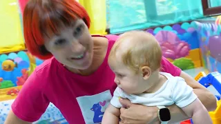Limpando a piscina e brincando na água com a Mamãe do Lucky!
