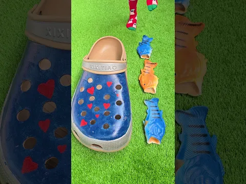 Super cool giant blue sandals 🦶👣🦵🏻 Cute fish-shaped sandals 🐠🐬 #satisfying #love #shortstrending