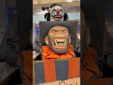 Look at those eyes! #animatronics #halloween #halloween2025 #spirithalloween