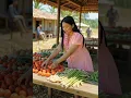 mooi meisje verkoopt groenten op een traditionele Indonesische markt