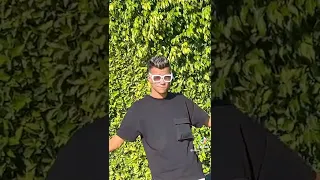 واقف على الأرض عصام صاصا 