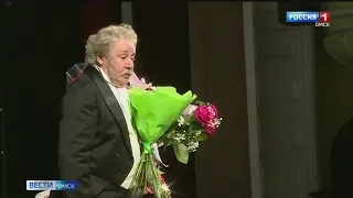 Знаменитый омский артист Валерий Алексеев принял поздравления с юбилеем прямо на сцене