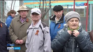 Ветераны Омского нефтезавода накануне праздника принимали поздравления и подарки