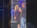 Download Lagu Leonardo chama Poliana no palco e pede pra ela cantar