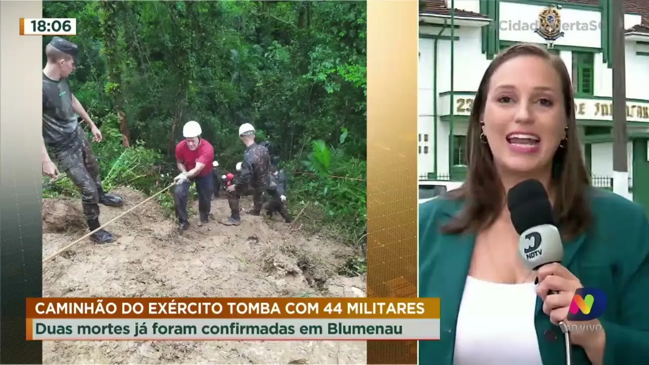 Caminhão tomba com 44 militares em Blumenau