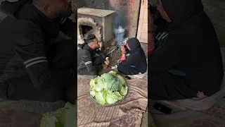 حمدي جاى عند حماته عشان يأكل 