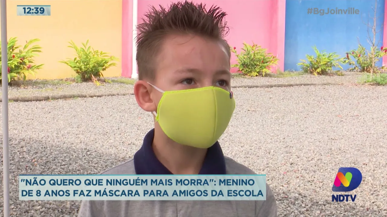 Menino de 8 anos faz máscara para amigos da escola