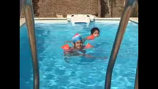 حفيدتا غادة عبدالرازق في حمام السباحة 