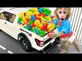 Download Lagu Monyet Bon Bon Imut membuat jelly pelangi dan berenang bersama teman bebek di peternakan