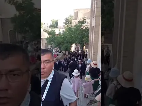 Prezident Shavkat Mirziyoyev Samarqand koʻchalarida odamlar orasida sayr qildi. Hokimlar oʻrgansin
