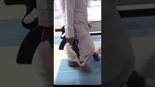 طالب يحمل سلاح رشاش داخل المدرسه بالإفلاج 