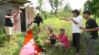 YOGA JADI ANEH GARA GARA NEMUIN AIR D4R4H DI TOILET TUA