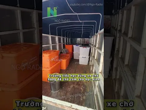 Trường tiểu học dùng xe chở hàng để chở cơm cho học sinh