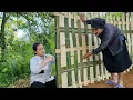 Download Lagu The old woman and the homeless girl try to finish the bamboo house before the rainy day comes.