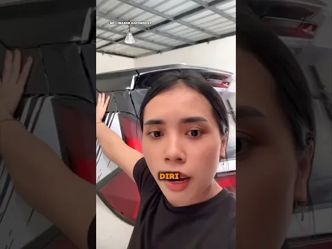 Mobil Baru Disiram Cat, Reaksi Wanita Ini Tak Terduga!