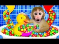 Download Lagu Singe Bon Bon découvre des bonbons arc-en-ciel cachés par le caneton dans la baignoire
