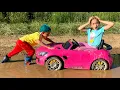 Download Lagu Tractor vast in de modder - Sofia en Max rijden op kindervoertuig