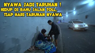 BAHAYA BANGET ! Ibu ODGJ ini jadikan pinggir jalan Tol sebagai rumah