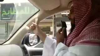 شاهد هيئة الأمر بالمعروف تجوب الشوارع بمكبر الصوت لتحفيز التجار على الصلاة 