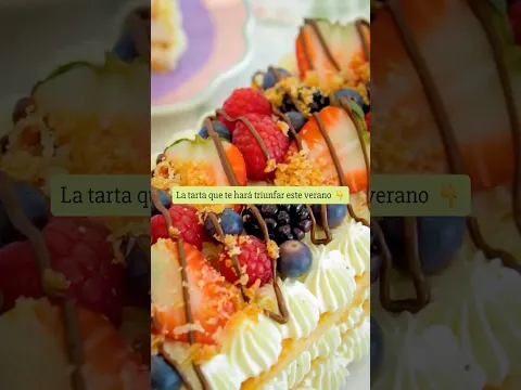 Tarta de hojaldre con crema y frutos rojos