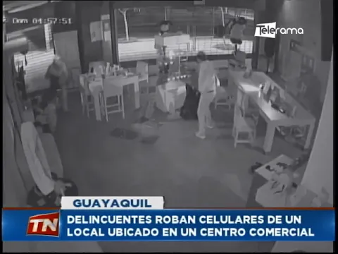 Delincuentes roban celular de un local ubicado en un centro comercial