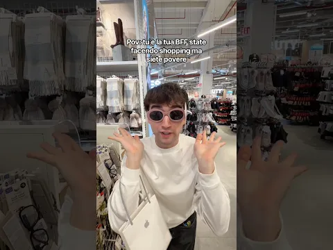 Ovviamente non abbiamo comprato nulla perché non abbiamo un euro😂 Chi come noi?👯‍♀️