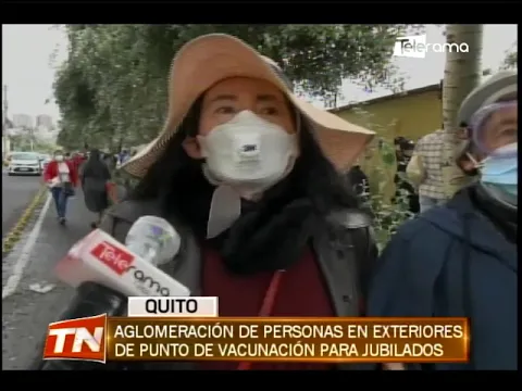 Aglomeración de personas en exteriores de punto de vacunación para jubilados