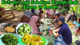 Download Botram Dengan Makanan Sederhana Di Atas Daun Pisang Sebelum Rumah Mak Enung Di Bedah MP3