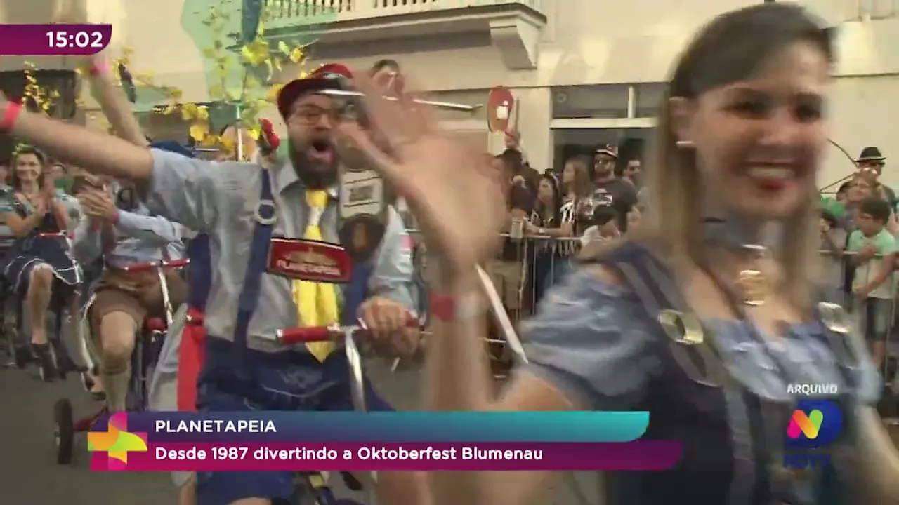 Planetapeia diverte a Oktoberfest Blumenau desde 1987