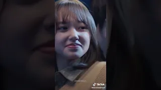 عملت حالها رح تقبلو وبالاخر ضربته مسلسل الوقوع بحب ابتسامتك Falling Into Your Smile 