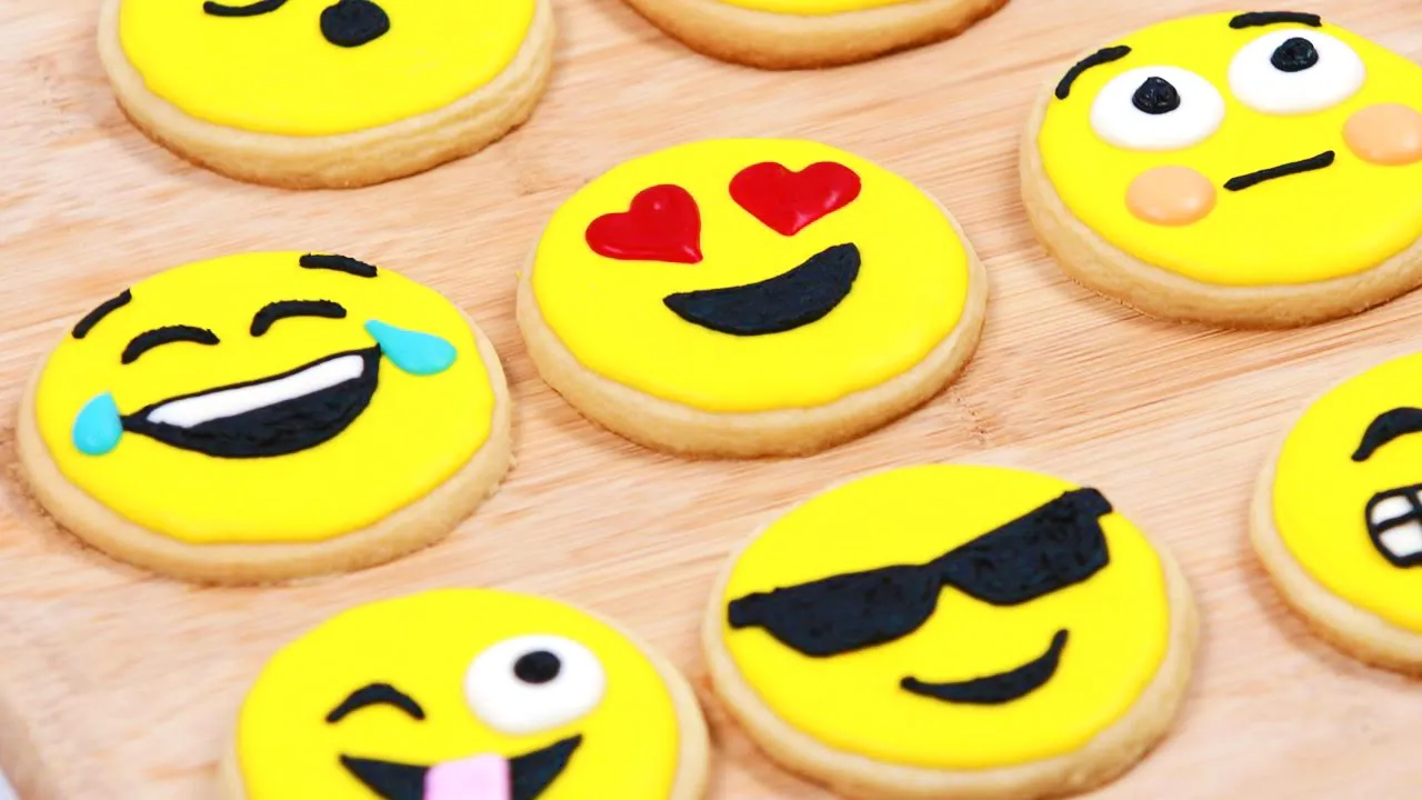 HOW TO MAKE EMOJI COOKIES - NERDY NUMMIES