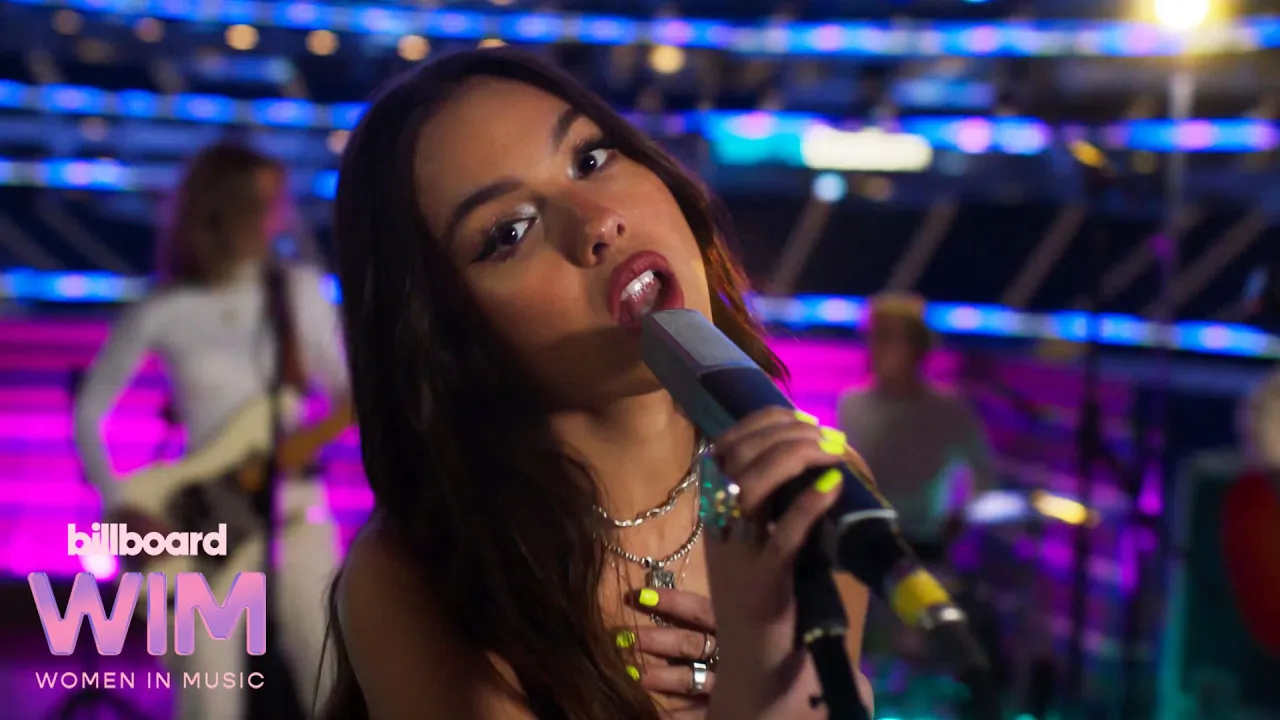 Olivia Rodrigo Performs Her Hit 'Deja Vu' At the 2022 Billboard Women In Music Awards Olivia Rodrigo Performs Her Hit 'Deja Vu' At the 2022 Billboard Women In Music Awards