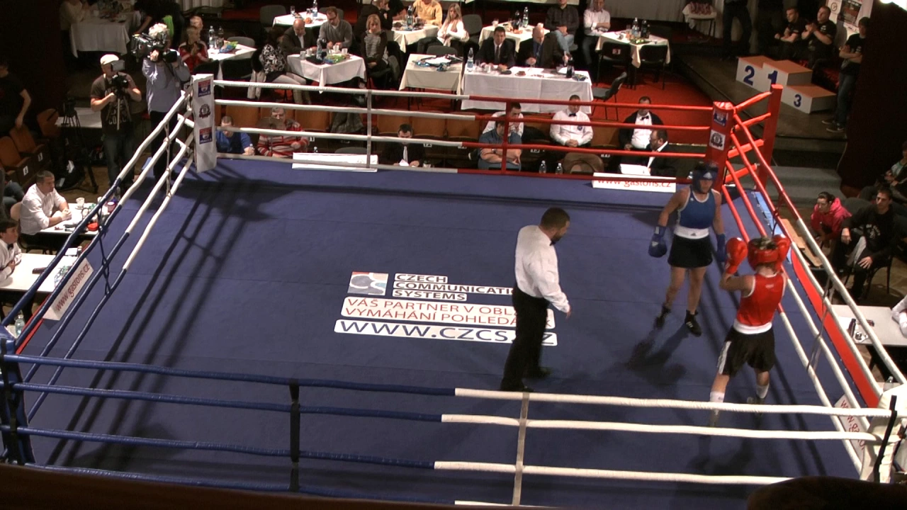 finále MCR boxu 8 12 2013 Jicin 57kg Soňa Vlachová vs Lucie Sedláčková 4kolo