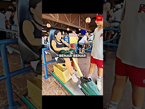 Cewek Ini Malah Dikunci di Roller Coaster!