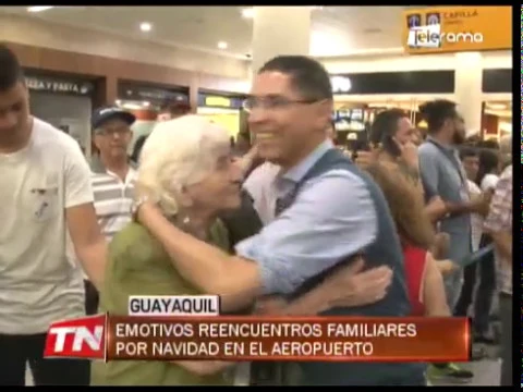 Emotivos reencuentros familiares por navidad en el aeropuerto