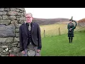 De oevers van de Somme gezongen door Allan Taylor in de Cabrach Memorial Cairn in Aberdeenshire, ...