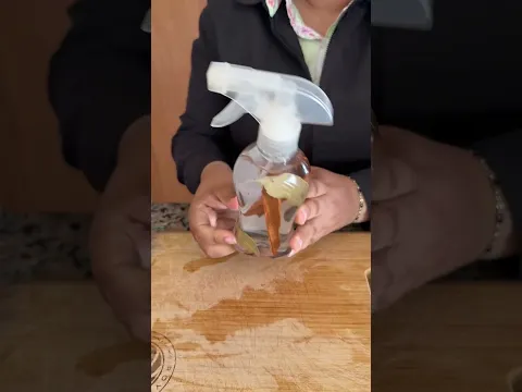Mezcla alcohol con laurel y canela