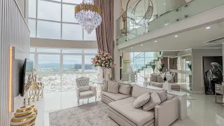 Esse apartamento em Balneário Camboriú mais parece uma mansão, com estilo clássico e muito luxo.