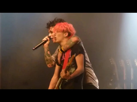 Download MP3 Fan plays Billie Joe's guitar on stage with Green Day in Chicago - When I come around & Basket case