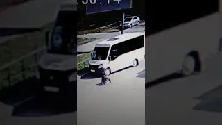 Омич украл спиртное и, убегая, попал под маршрутное такси